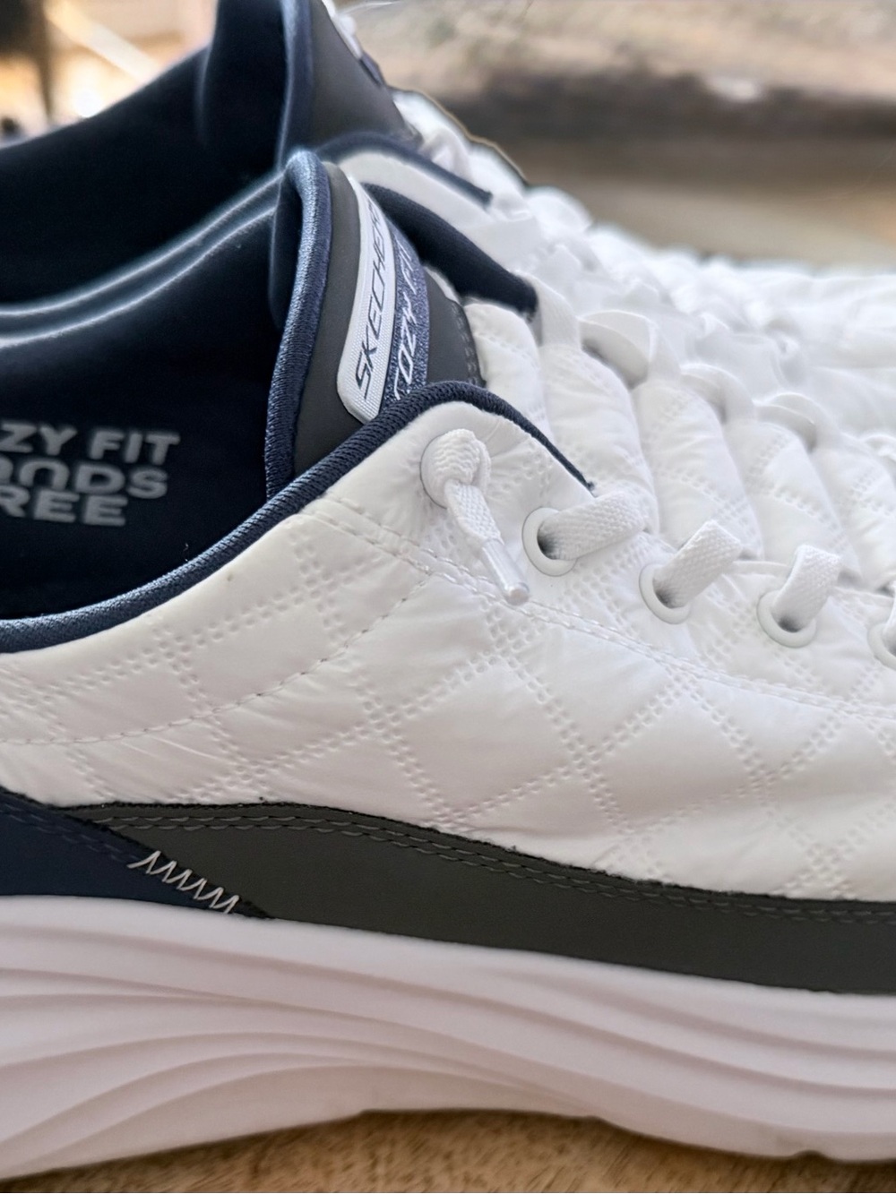 Skechers Hands Free Slip-Ins Cozy Fit Men’s 11 Wide White Navy Sneakers - Picture 2 of 7